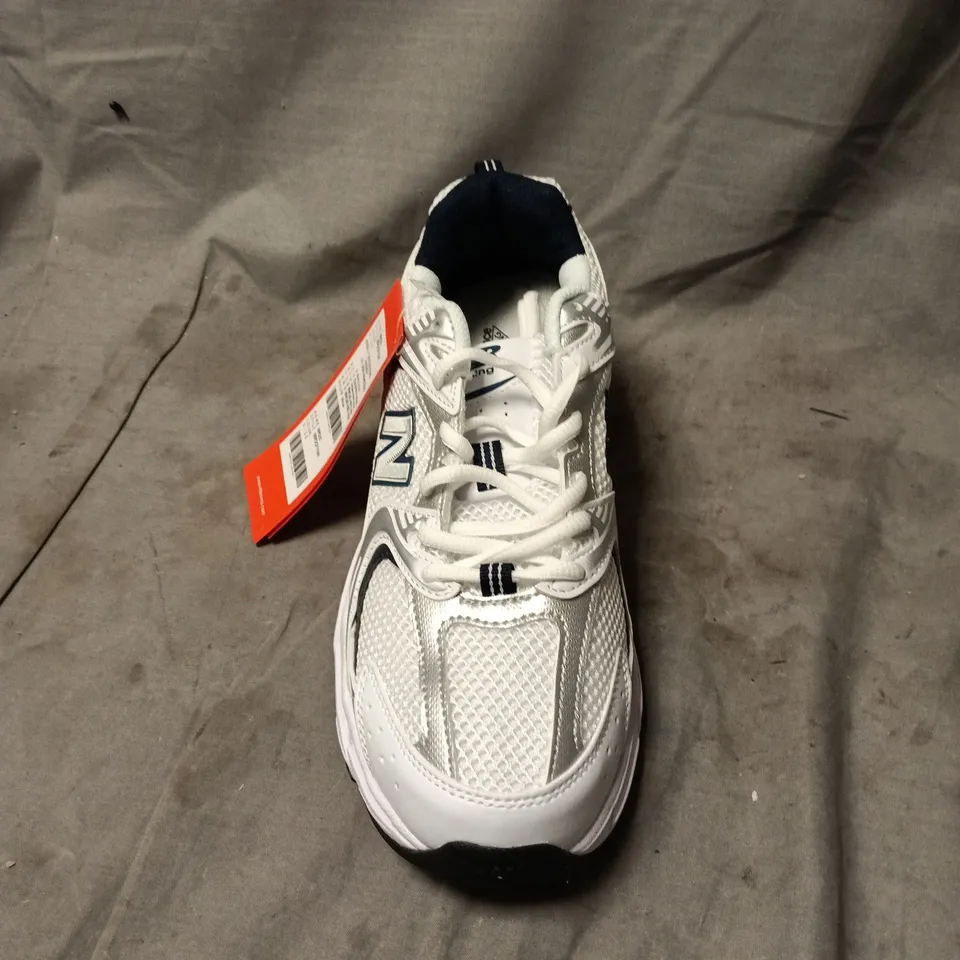 NEW BALANCE RUNNING SHOES – WHITE/GRAY SIZE 9