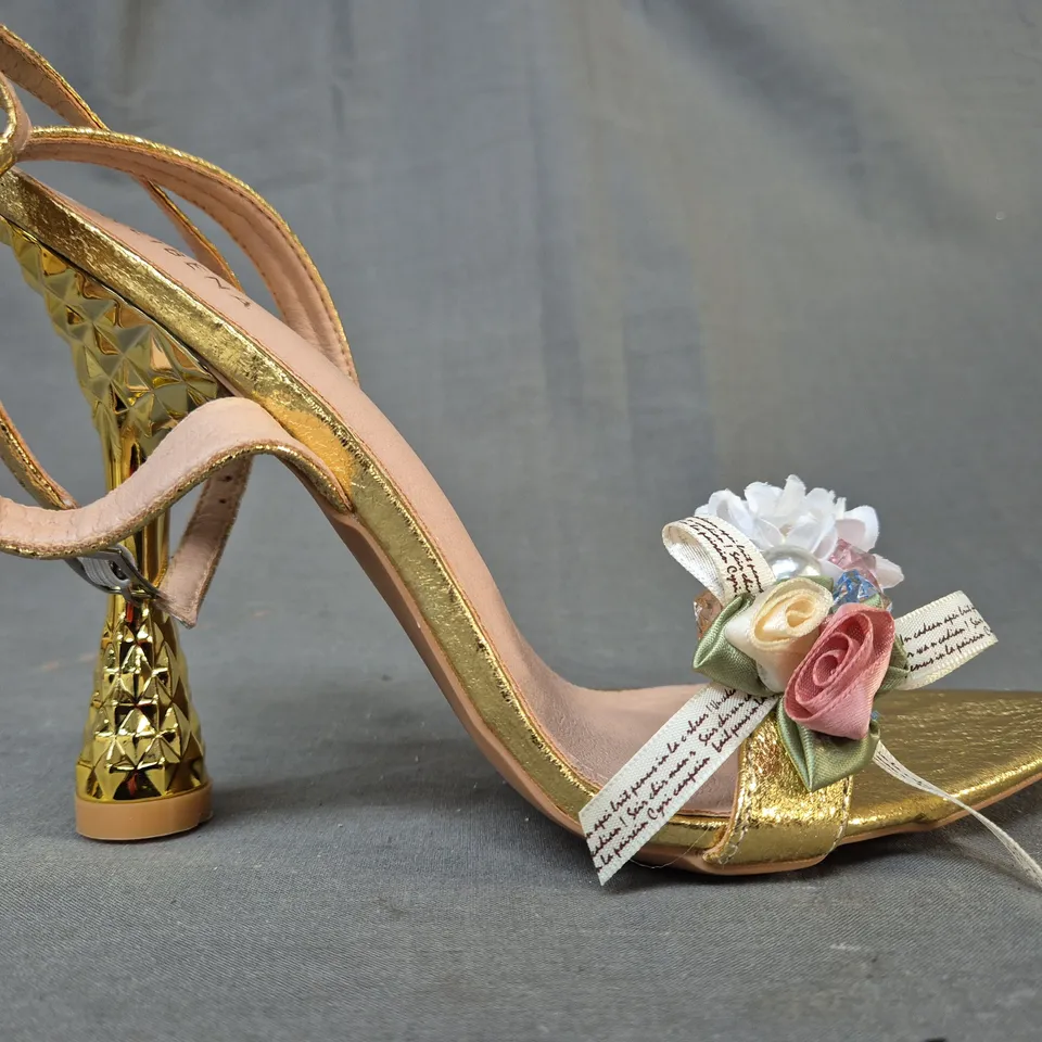 BOXED PAIR OF WEIBENA OPEN TOE HEELED SANDALS IN METALLIC GOLD W. FLORAL & GEM DETAIL EU SIZE 40