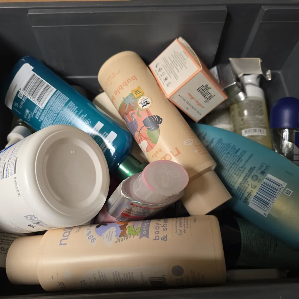 APPROXIMATELY 15 ASSORTED HEALTH & BEAUTY PRODUCTS TO INCLUDE CERAVE MOISTURISING CREAM, HERBAL ESSENCES MOROCCAN OIL, LOREAL ELVIIVE SHAMPOO, ETC - COLLECTION ONLY