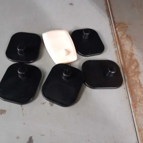 LARGE QUANTITY OF SECURITY TAGS