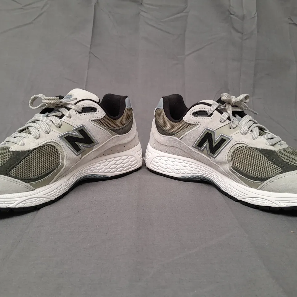 BOXED PAIR OF NEW BALANCE TRAINERS IN PALE GREEN/SAGE UK SIZE 9