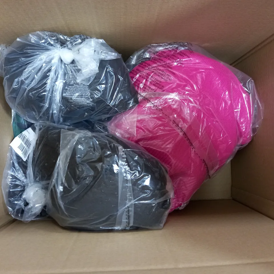 APPROXIMATELY 15 ASSORTED CLOTHING ITEMS TO INCLUDE TOPS, DRESSES, JUMPERS, ETC