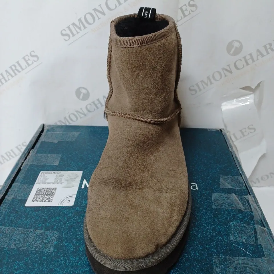 BOXED EMU SHARKY MINI WATER RESISTANT SHEEPSKIN ANKLE BOOTS, CORIANDER - SIZE 6