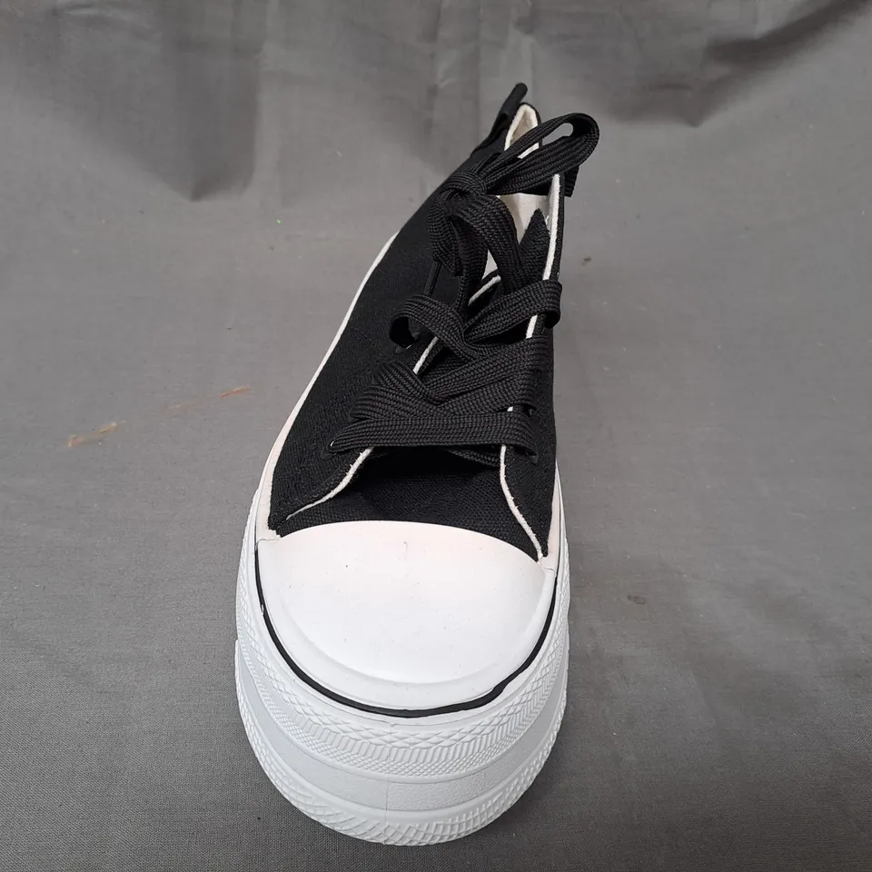 BOXED PAIR OF DESIGNER SHOES IN BLACK/WHITE EU SIZE 41