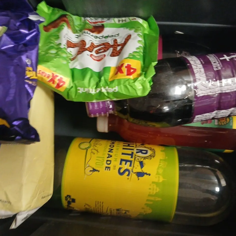 APPROXIMATELY 10 ASSORTED FOOD AND DRINK ITEMS TO INCLUDE MONSTER, PEPSI, ETC