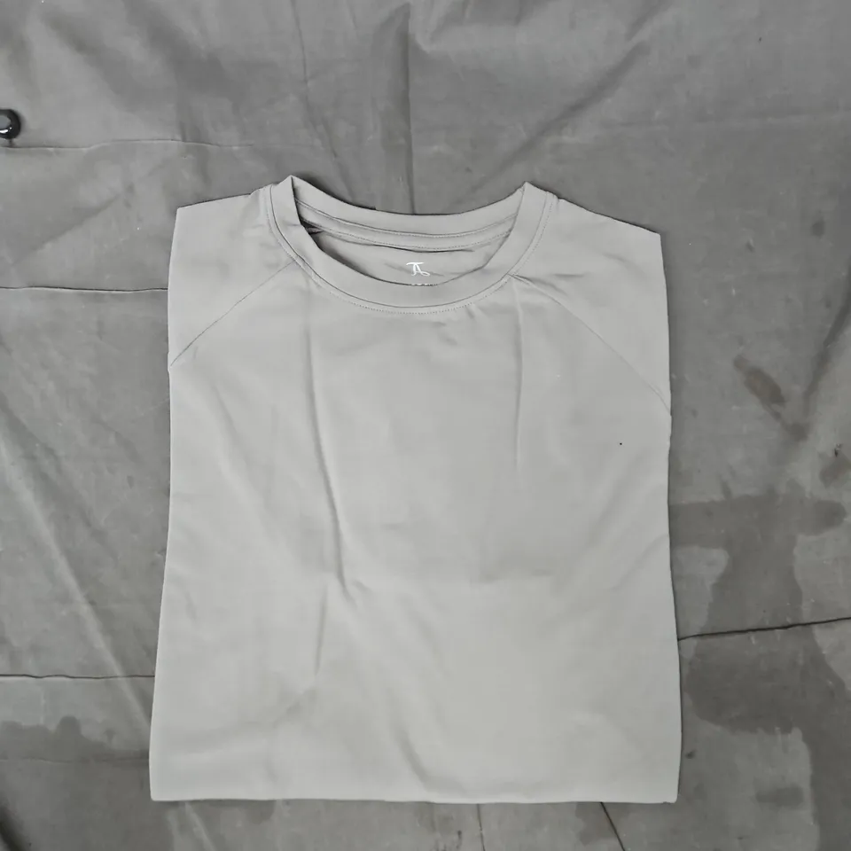 TAILORED ATHLETE MUSCLE-FIT BASIC T-SHIRT IN GREY SIZE MEDIUM