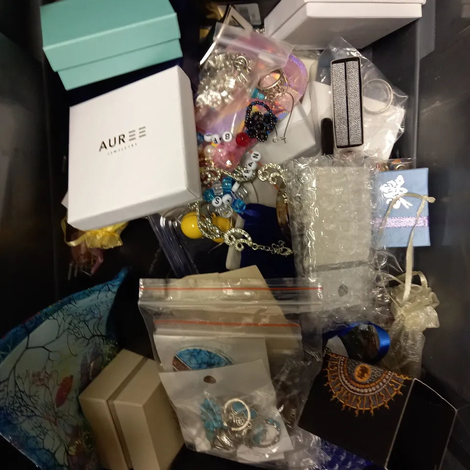 APPROXIMATELY 30 ASSORTED JEWELLERY ITEMS IN VARIOUS STYLES TO INCLUDE EARRINGS, NECKLACES, BRACELETS ETC	