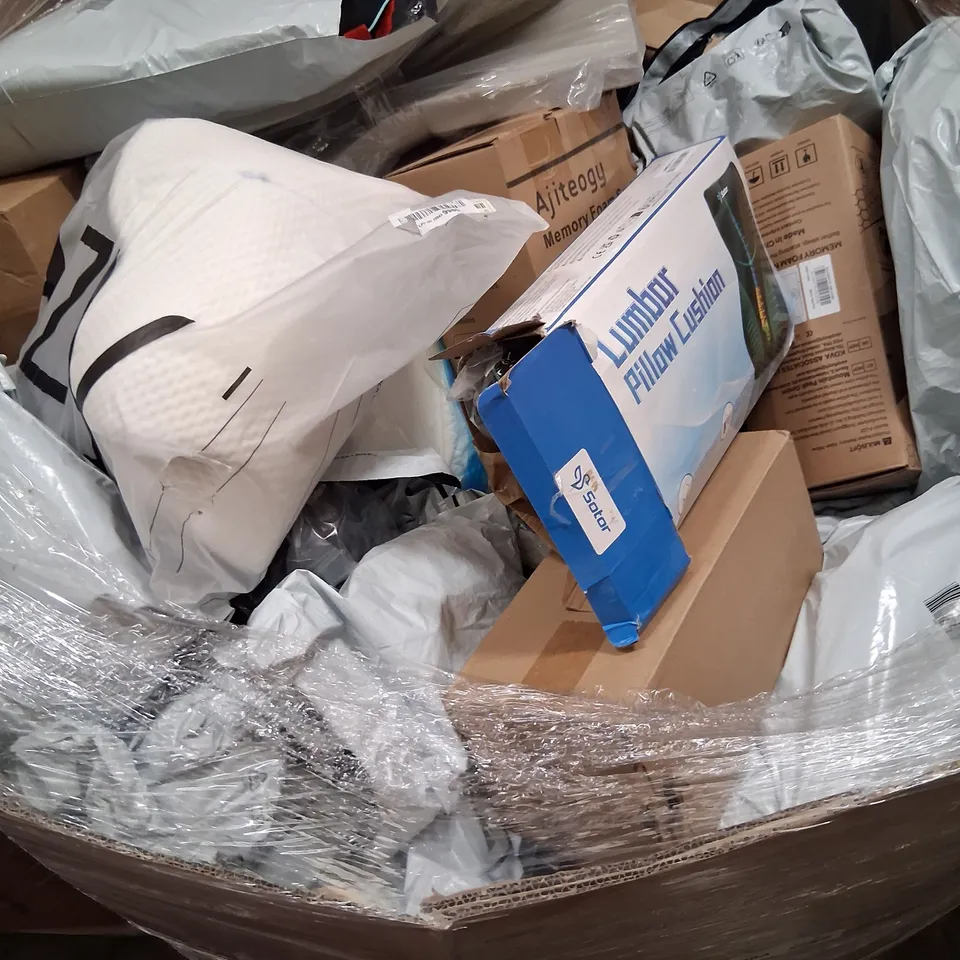 PALLET CONSISTING OF A LARGE QUANTITY OF ASSORTED PILLOWS AND SOFT FURNISHINGS