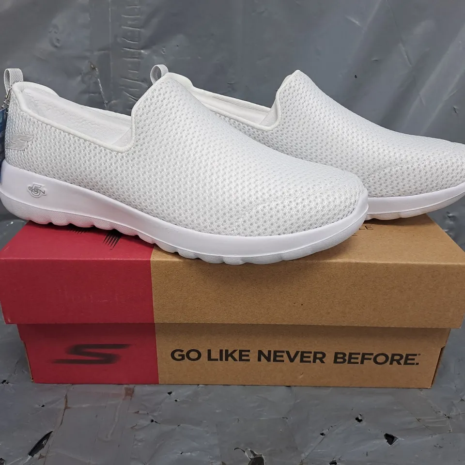 BOXED PAIR OF SKECHERS SLIP-ON SHOES IN WHITE SIZE UK SIZE 5
