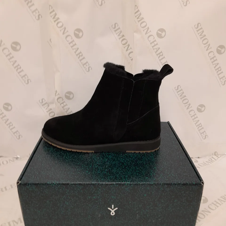 BOXED EMU PANU WATER RESISTANT SUEDE BOOTS, BLACK - SIZE 8