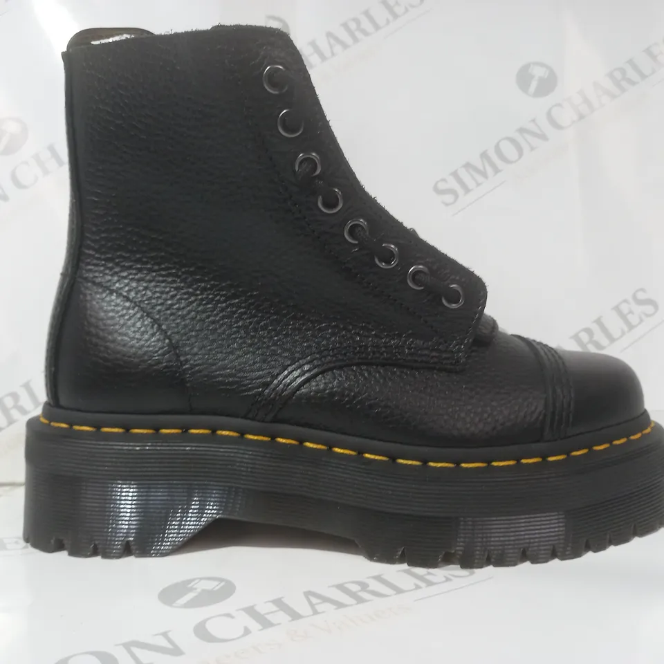BOXED PAIR OF DR MARTENS ANKLE BOOTS IN BLACK UK SIZE 6