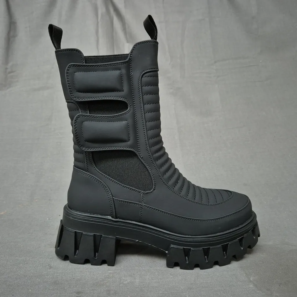 BOXED PAIR OF KOI VADER PADDED CROFT BOOTS IN BLACK UK SIZE 3