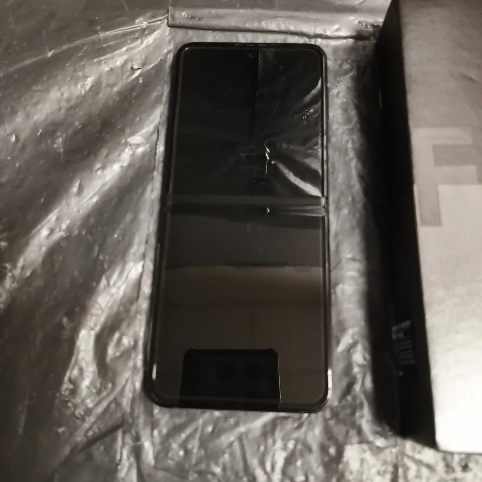 SAMSUNG GALAXY Z FLIP4 SMARTPHONE IN GRAPHITE – (SM-F721B)
