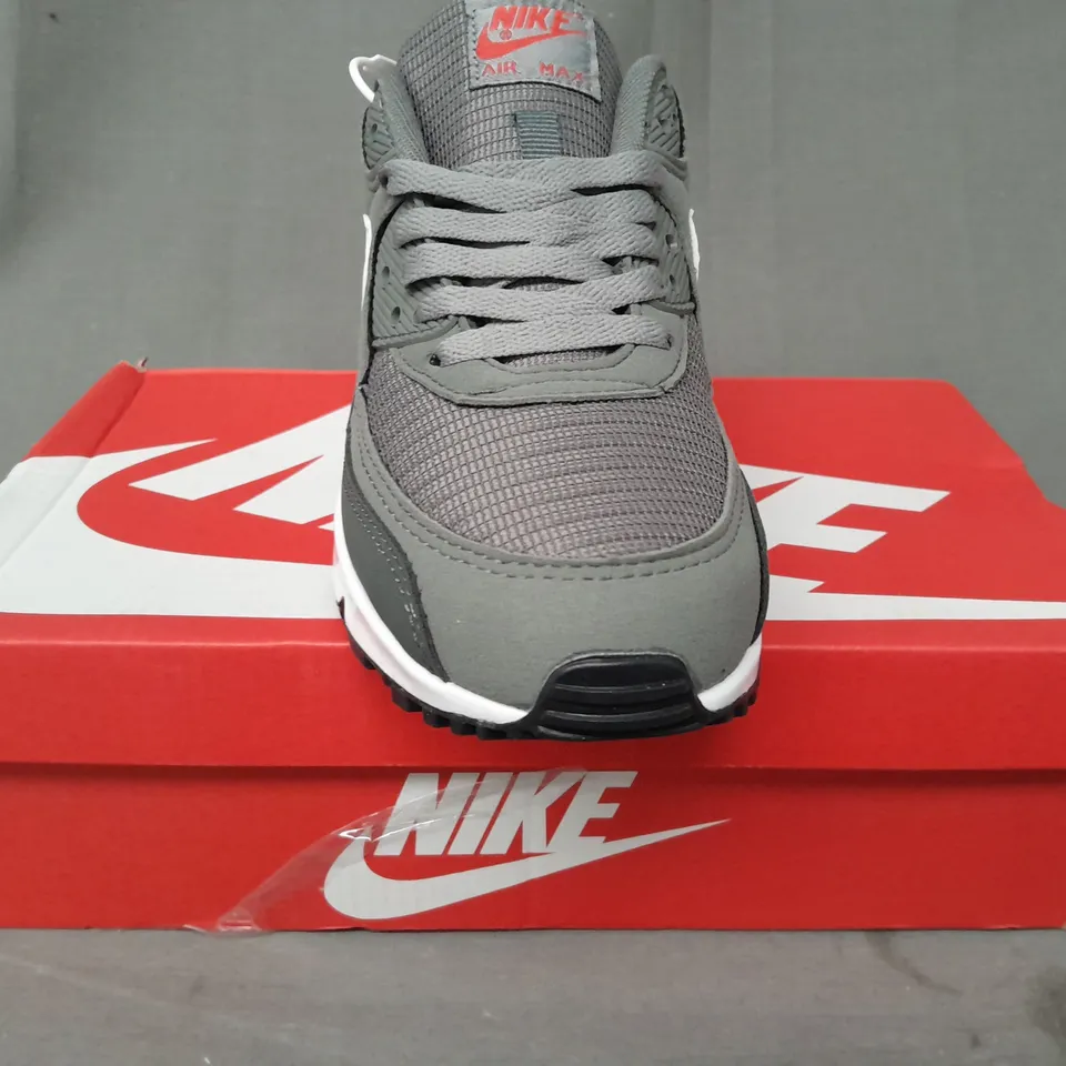 BOXED PAIR OF NIKE AIR MAX 90 ESSENTIALS SHOES IN GREY/WHITE UK SIZE 7