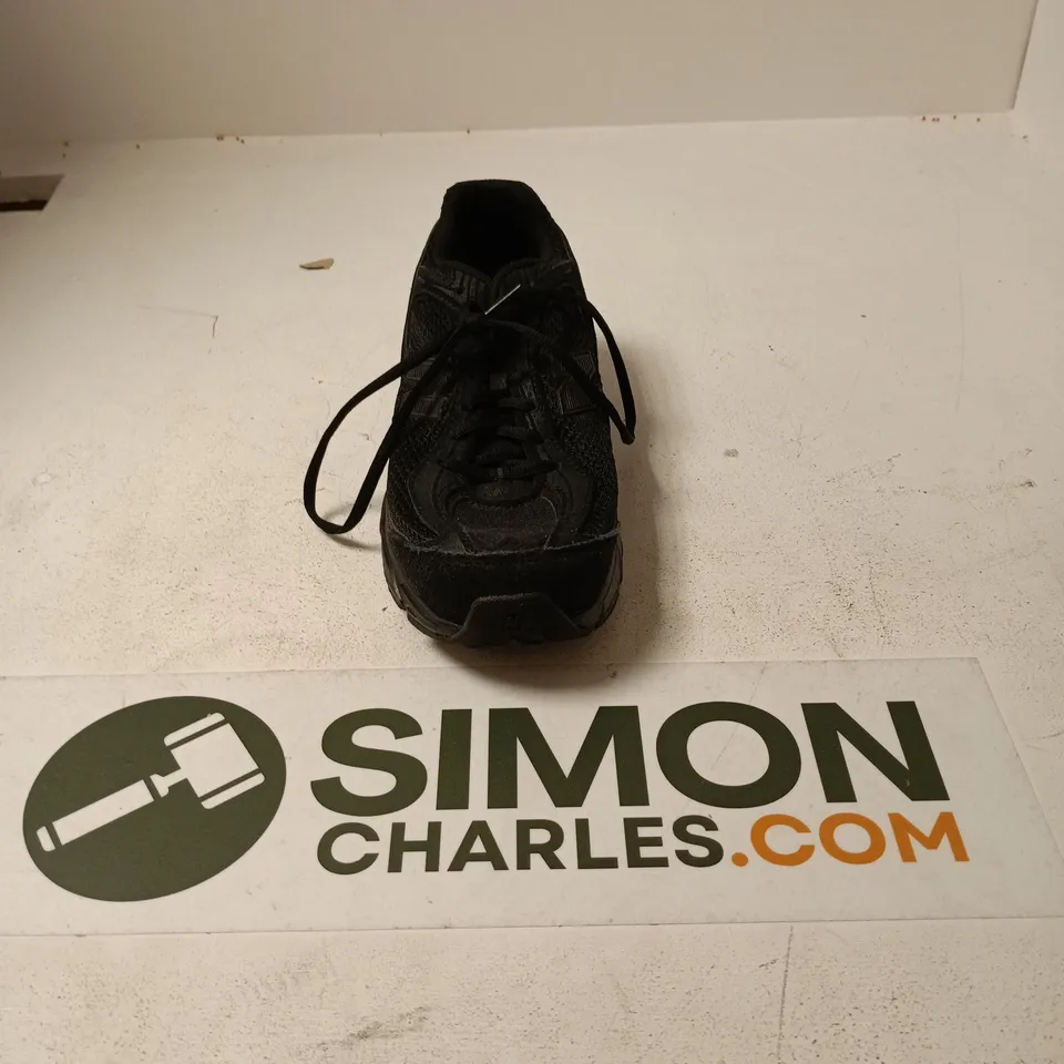 UNBOXED PAIR OF NEW BALANCE RUNNING TRAINERS IN BLACK - UK 7