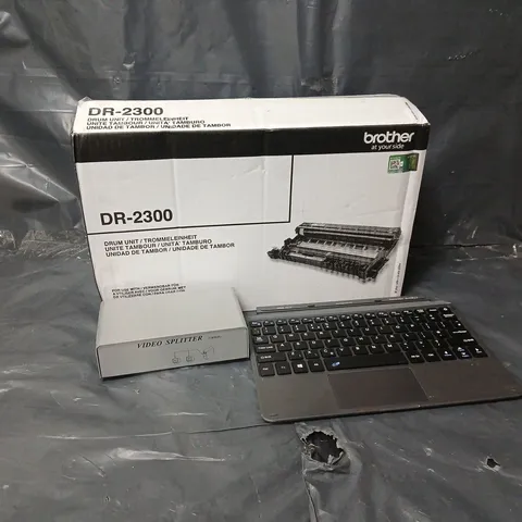 APPROXIMATELY 10 ASSORTED ITEMS TO INCLUDE DR-2300 DRUM UNIT, VIDEO SPLITTER, ARTECK HB216 KEYBOARD, ETC