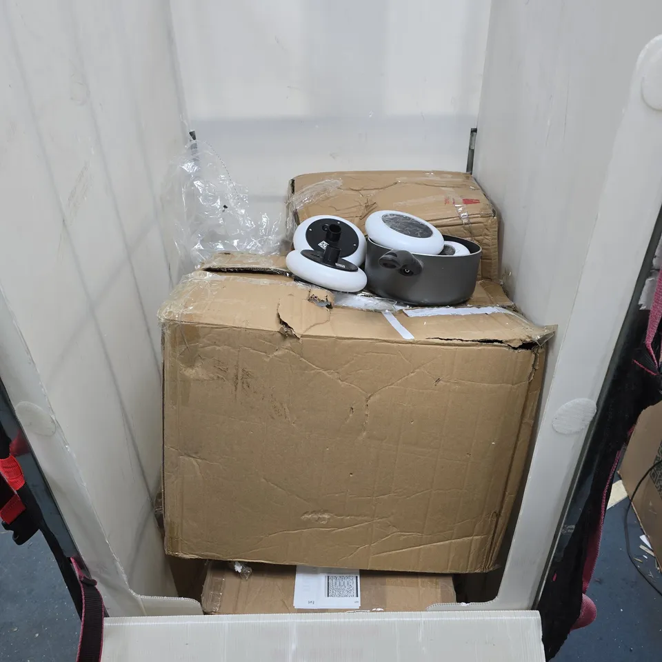 CAGE OF APPROXIMATELY 9 ASSORTED ITEMS TO INCLUDE PAN, SOLAR GARDEN LIGHTS ETC