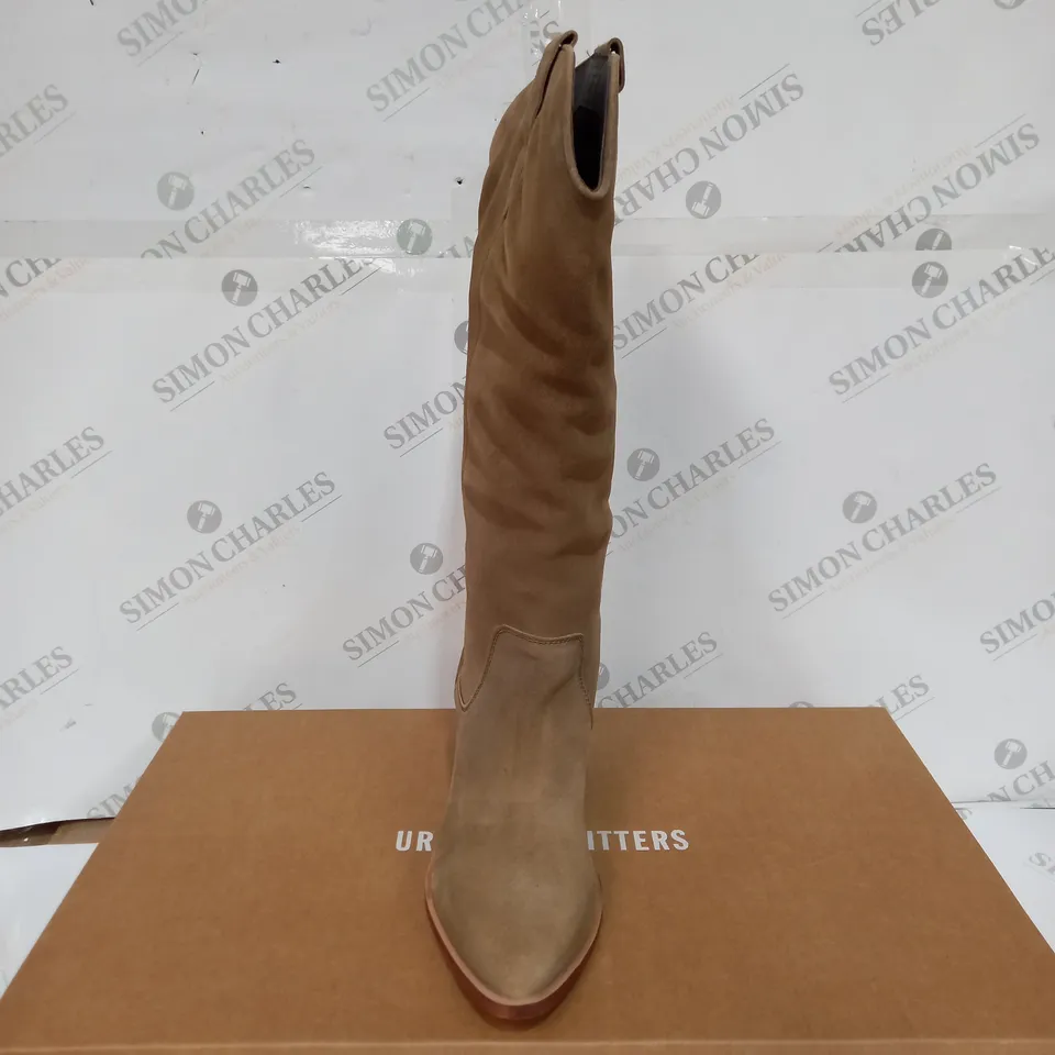 BOXED PAIR OF URBAN OUTFITTERS SIERRA TAUPE BOOT - TAUPE, SIZE 6. 