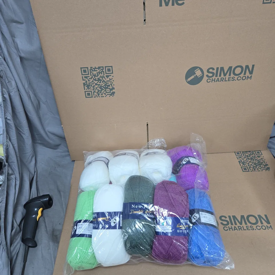 APPROXIMATELY 10 BALLS OF WOOL