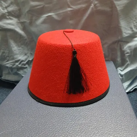 TWELVE RED FELT HAT (FEZ) β FANCY DRESS ACCESSORY