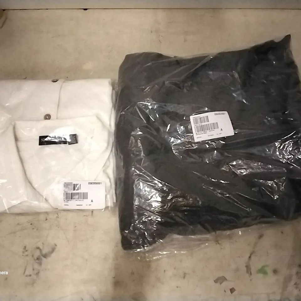 BOX OF ASSORTED CLOTHING INCLUDING 3 × BADGLEY MISCHKA COLOUR BLOCKED KNITTED PONCHO WITH POCKET MEDIUM, 2 × BRAND NEW ELBOW SLEEVE BUTTON UP IVORY STRETCH DENIM DRESS BY NINA LEONARD INDIGO SIZE XL 