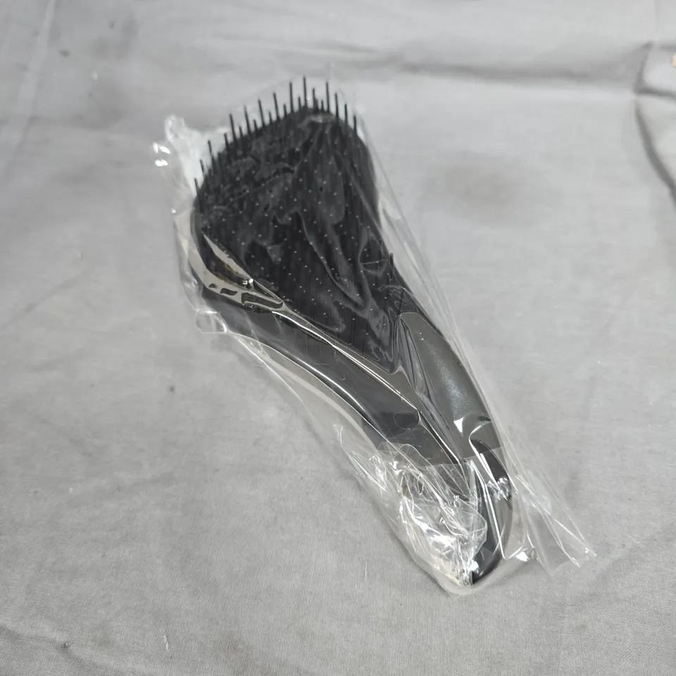 APPROXIMATELY 150 PLASTIC HAIRBRUSHES IN GREY/BLACK