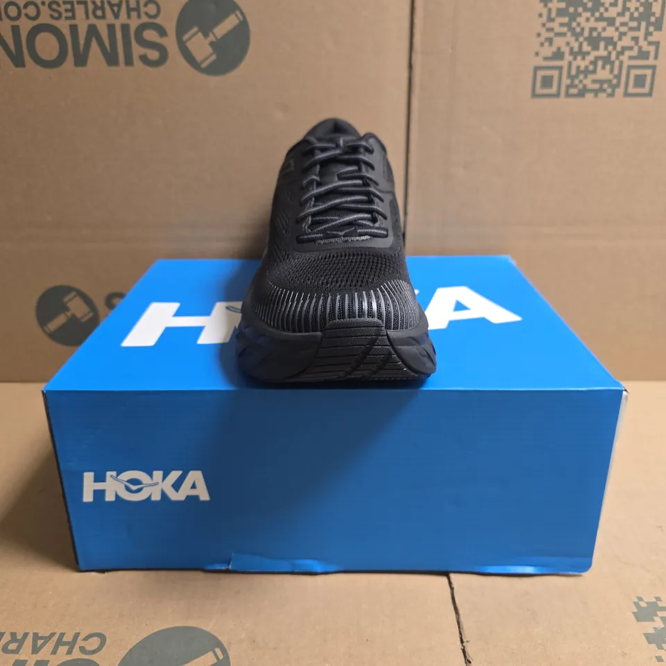 BOXED PAIR OF HOKA BONDI 7 TRAINERS IN BLACK SIZE UK 8