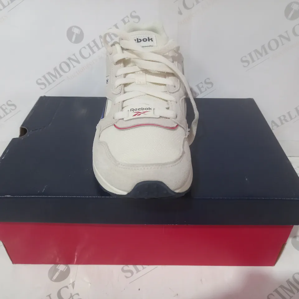 BOXED PAIR OF REEBOK GL1000 SHOES IN WHITE/BLUE/RED UK SIZE 6.5