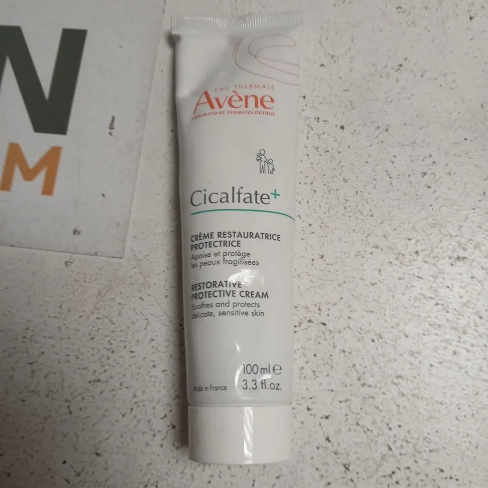 TOTE OF APPROXIMATELY 20 ASSORTED COSMETICS TO INCLUDE: AVENE CICALFATE PLUS