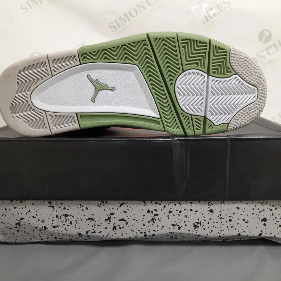BOXED PAIR OF NIKE WOMENS AIR JORDAN 4 RETRO SHOES IN WHITE/GREEN UK SIZE 7.5