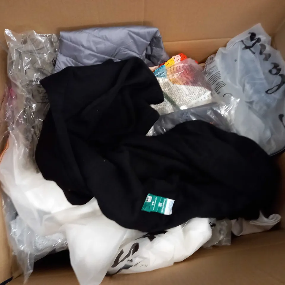 LARGE QUANTITY OF CLOTHING ITEMS TO INCLUDE DRESSES, SWEATERS, JEANS, T-SHIRTS, ETC