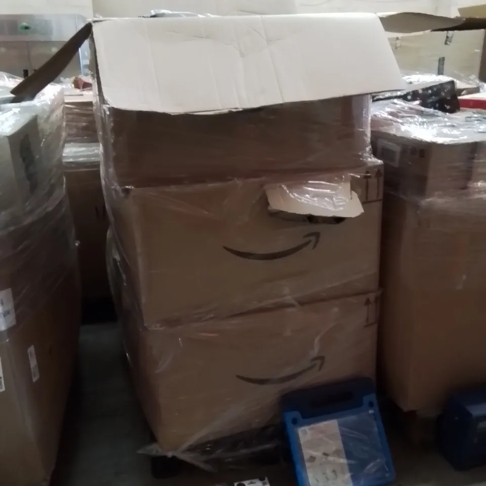 PALLET CONTAINING A LARGE QUANTITY OF PHONE CASES,SCREEN PROTECTORS 