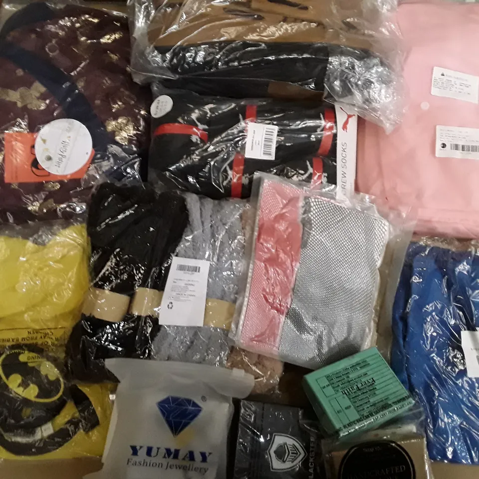 LARGE QUANTITY OF ASSORTED CLOTHING ITEMS TO INCLUDE T-SHIRTS, SOCKS, SLIPPERS ECT