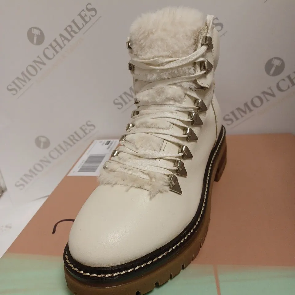 BOXED MODA IN PELLE CHIK LEATHER BOOTS, WHITE - SIZE 4