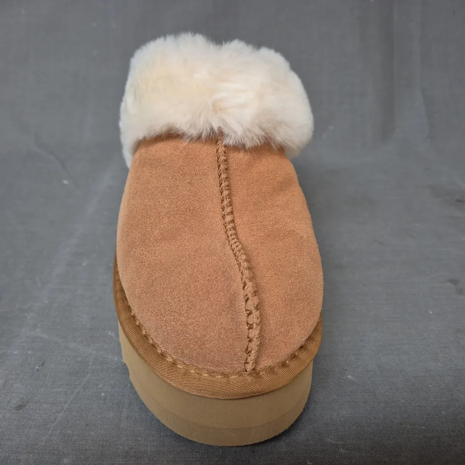 BOXED PAIR OF UGG SHOES IN CHESTNUT/WHITE EU SIZE 38