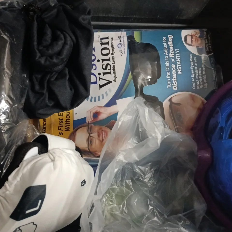 APPROXIMATELY 8 ASSORTED HOUSEHOLD ITEMS TO INCLUDE SKI GOGGLES, LENS HOOD SET, ETC