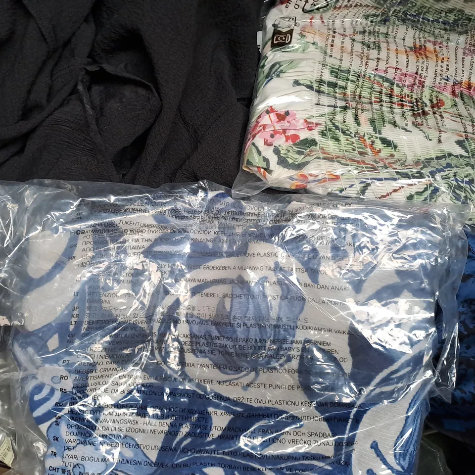 BOX OF APPROXIMATELY 20 ASSORTED CLOTHING & FASHION ITEMS TO INCLUDE COTTOVER, PRIMARK, PEP & CO, ETC