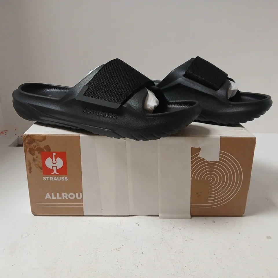 BOXED PAIR OF STRAUSS OPEN TOE FOOT BED SANDALS IN BLACK SIZE EU 42