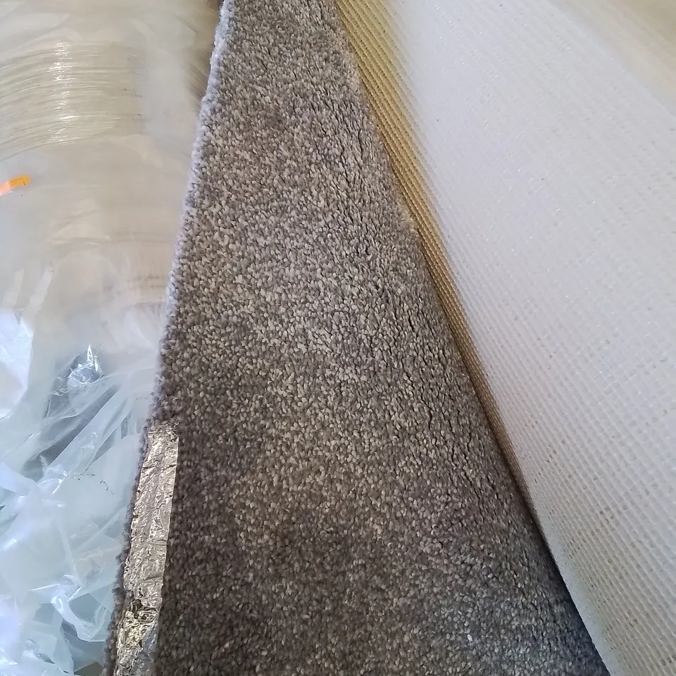 ROLL OF QUALITY B.SOFT NOBLE 4M SB 935 QUILLA/A.GREY/GOTHIC GREY APPROXIMATELY 8M L X 4M W CARPET