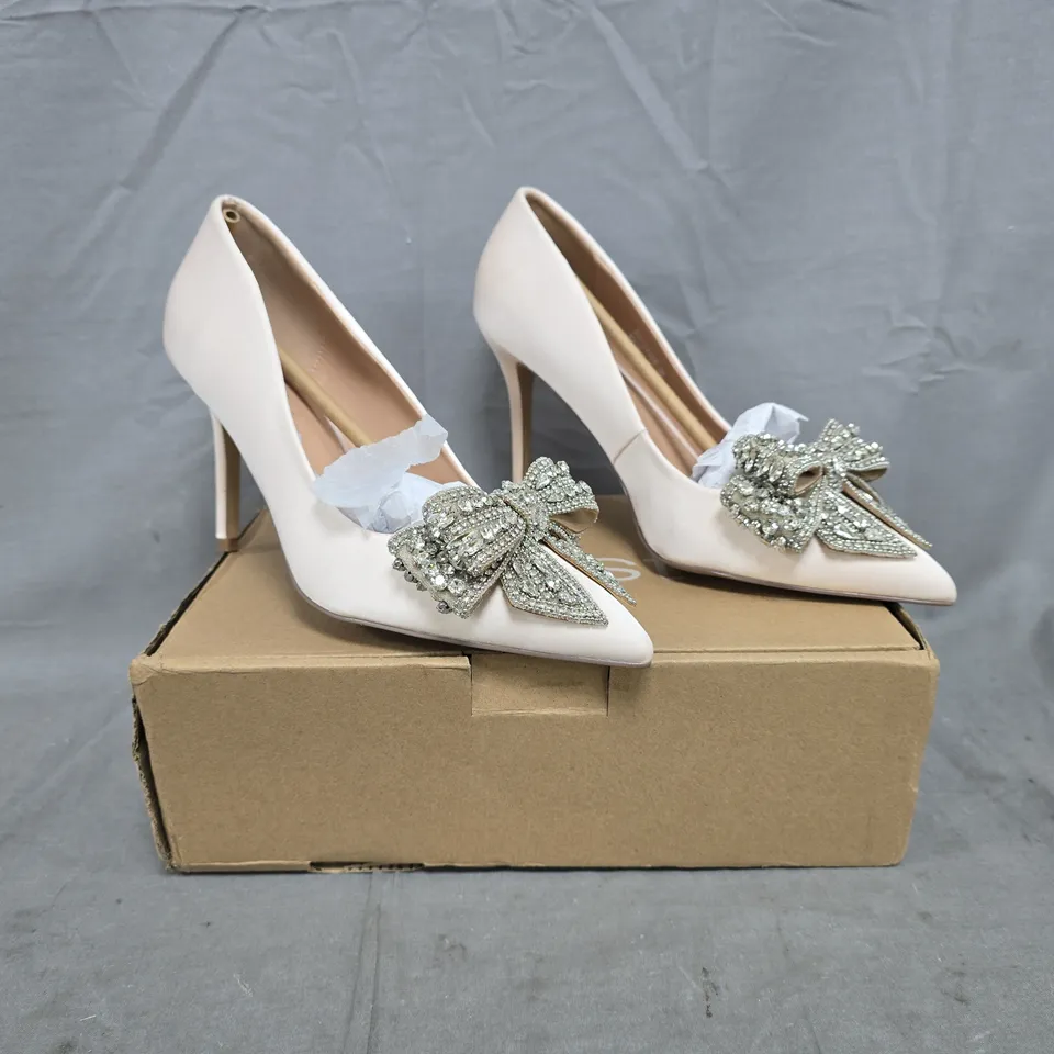 BOXED PAIR OF COAST WIDE FIT TANIA SATIN EMBELLISHED BOW POINTED TOE STILETTO HEELS IN BALLERINA PINK SIZE 7