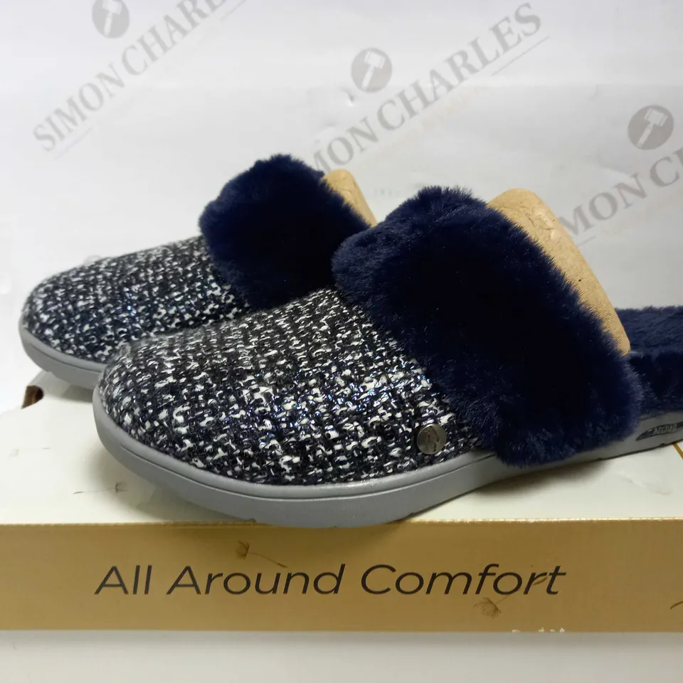 SKECHERS NAVY ARCH SLIP ON SHOES UK SIZE 3