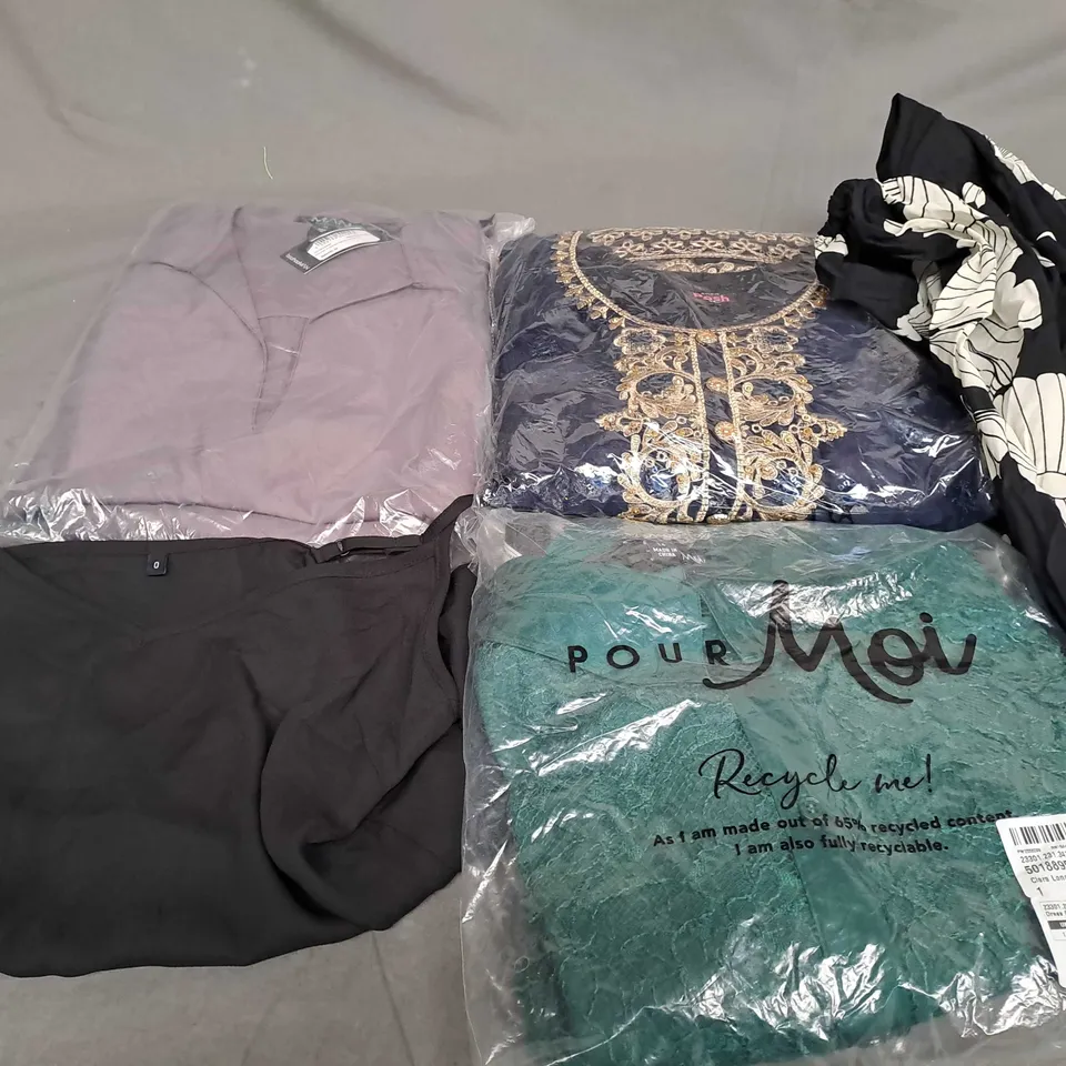 APPROXIMATELY 25 ASSORTED CLOTHING ITEMS IN VARIOUS SIZES TO INCLUDE - TOP ,  DRESS , QUARTER ZIP ETC
