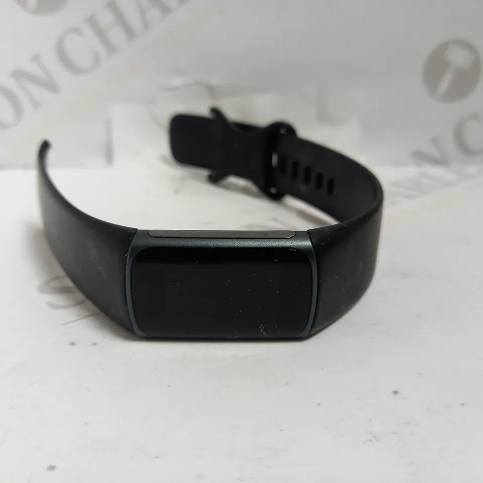 FITBIT CHARGE 5 SMART WATCH IN BLACK