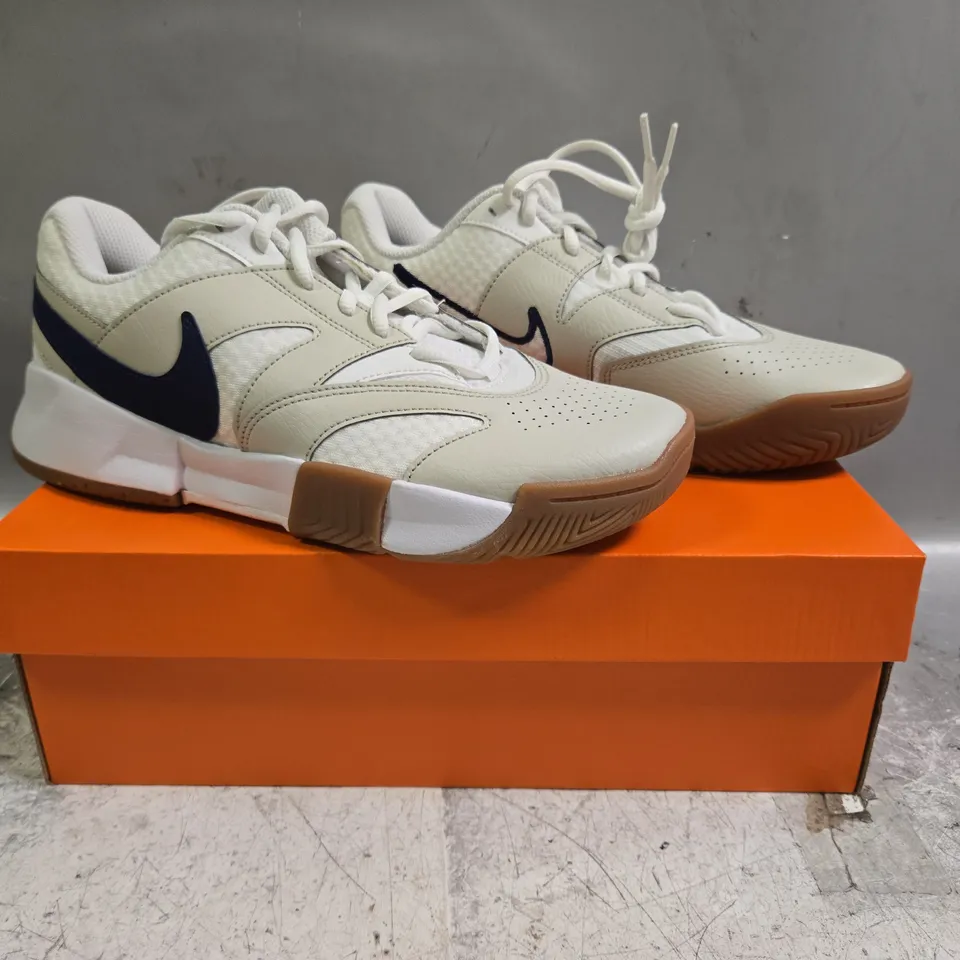 BOXED PAIR OF NIKE COURT LITE 4 SHOES IN WHITE/BLUE SIZE UK 6.5