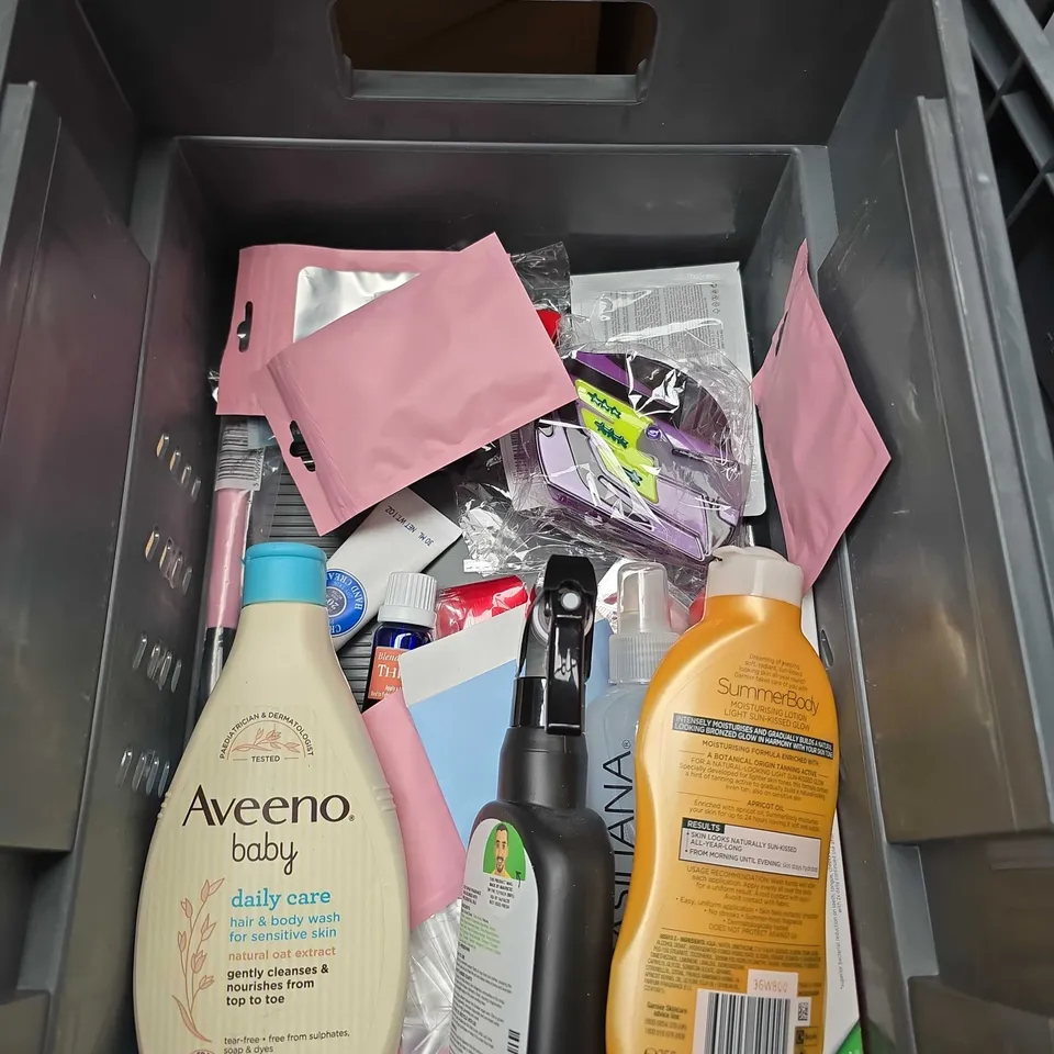 APPROXIMATELY 20 ASSORTED HEALTH & BEAUTY PRODUCTS TO INCLUDE DOVE BODY WASH, COLGATE TOOTHPASTE AND HAIR CLIPS