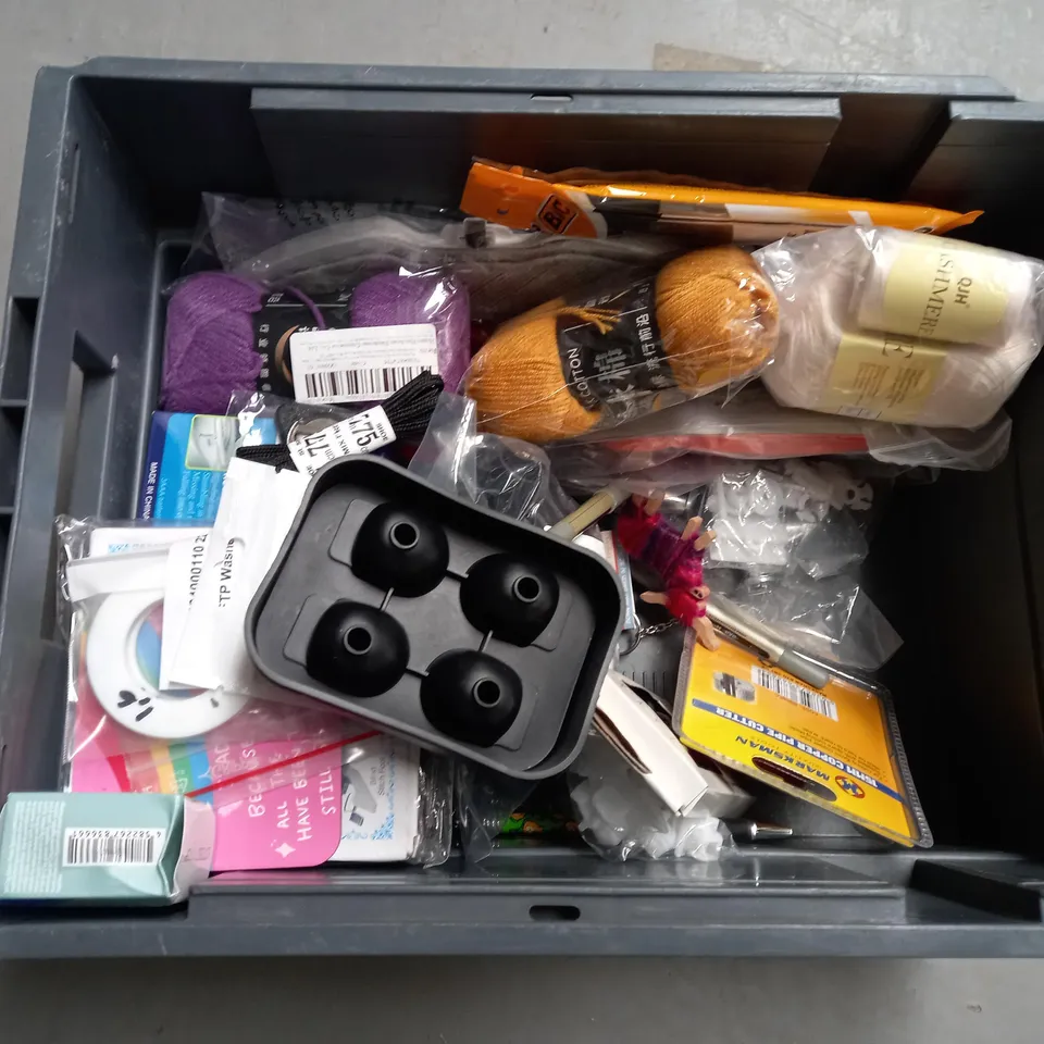 APPROXIMATELY 20 ASSORTED HOUSEHOLD ITEMS TO INCLUDE PARTY ACCESSORIES , CUTLERY SET , WOOL , ETC