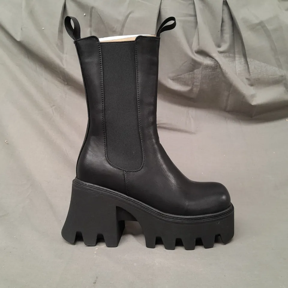 BOXED PAIR OF LAMODA CHUNKY PLATFORM BOOTS IN BLACK UK SIZE 6