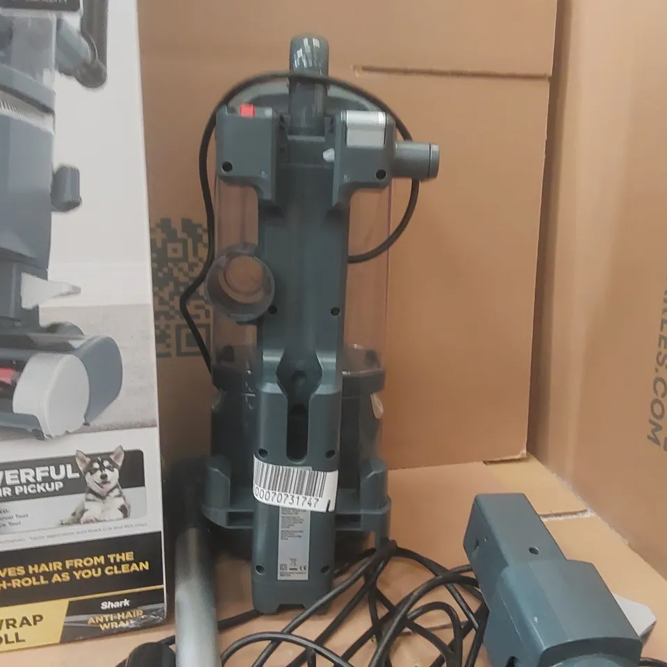 BOXED SHARK ANTI HAIR WRAP PLUS UPRIGHT PET VACUUM WITH LIFT-AWAY NZ780UKT