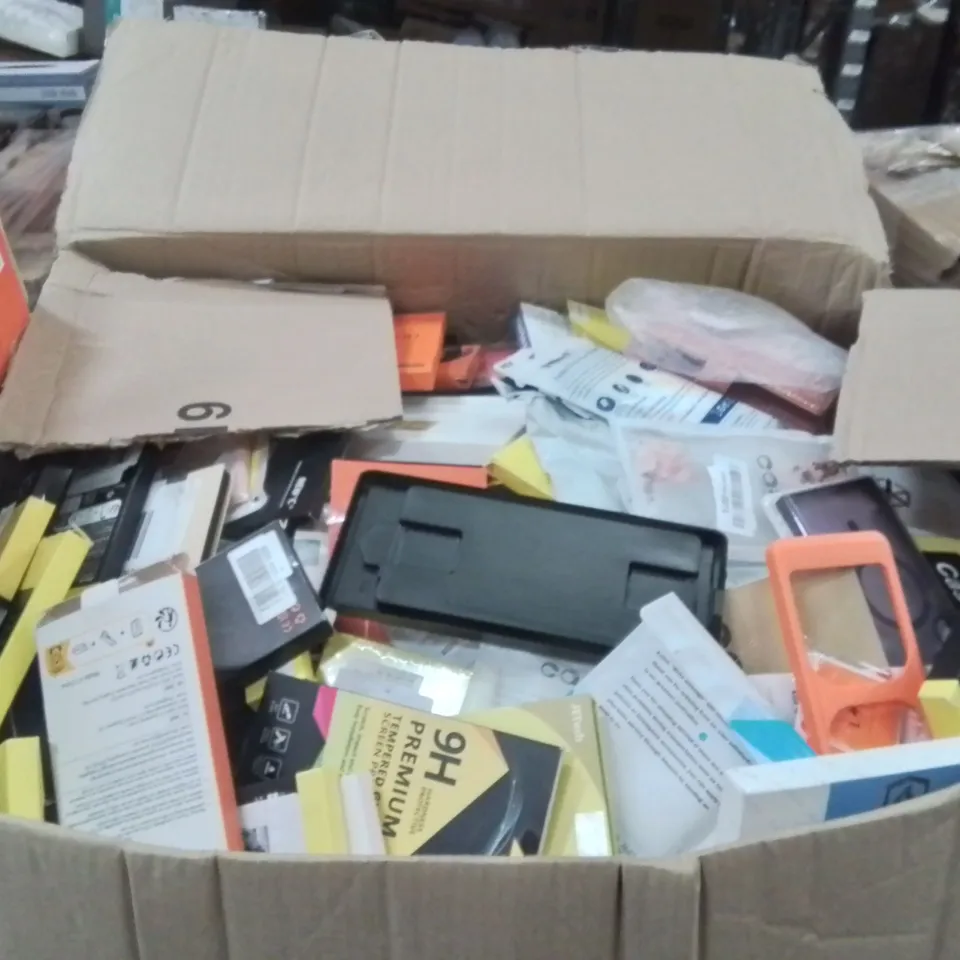PALLET CONTAINING A LARGE QUANTITY OF PHONE CASES 
