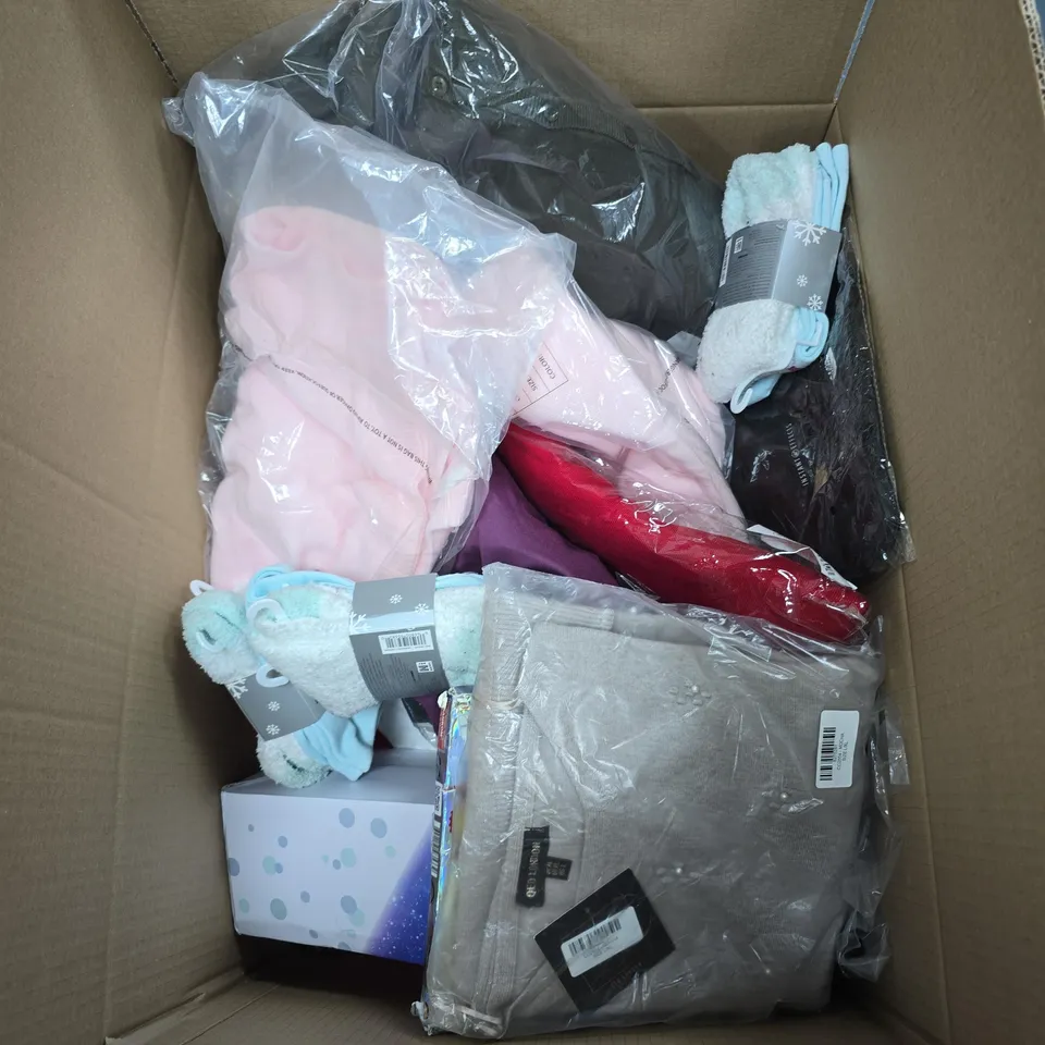 BOX OF APPROXIMATELY 20 ASSORTED HOUSEHOLD ITEMS TO INCLUDE CLOTHING ETC